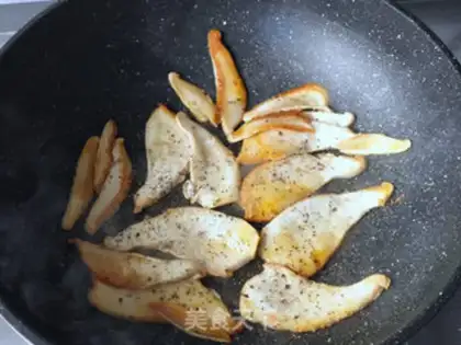 Make Fried black peppers and mushrooms step 4