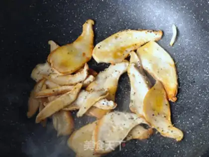 Make Fried black peppers and mushrooms step 5