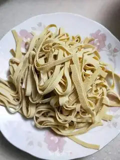 Make Soybeans with golden needle mushrooms step 1