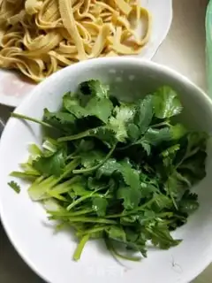 Make Soybeans with golden needle mushrooms step 2
