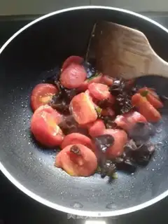 Make Tomato-mutal fried eggs step 3