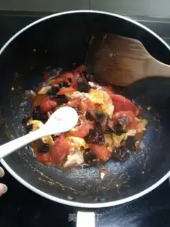 Make Tomato-mutal fried eggs step 5