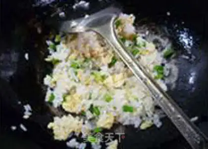 Make Garlic egg fried rice step 10