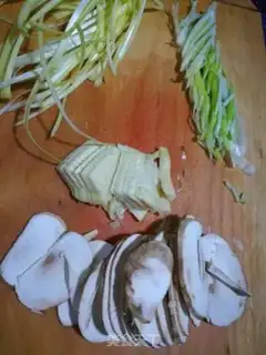 Make Winter mushroom shrimp noodles step 0