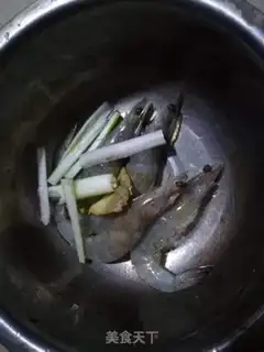 Make Winter mushroom shrimp noodles step 1