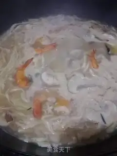 Make Winter mushroom shrimp noodles step 7