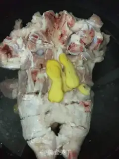 Make Carrot burns pig feet step 0
