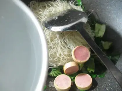 Make Sausage rice noodles step 3