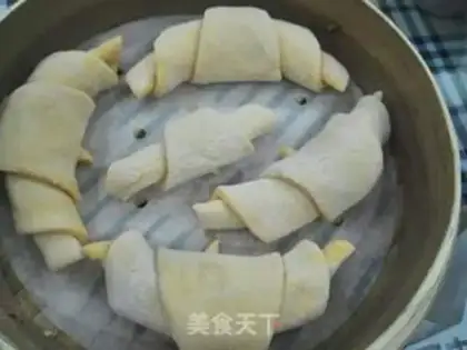 Make Cowhorn rolls step 7