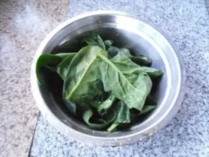Make Eggs and spinach step 1