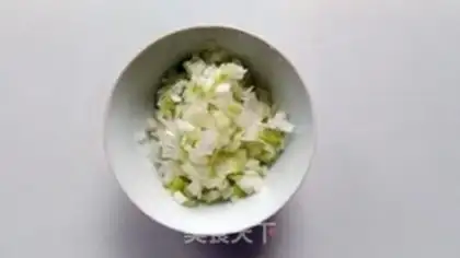 Make Shrimp sauce onion omelet step 1