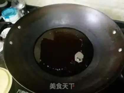 Make Spicy pan shrimp step 1