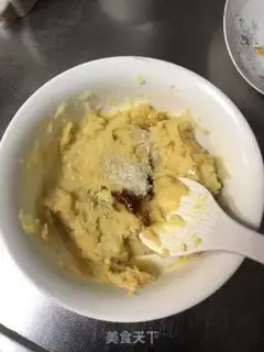 Make Salted egg yellow salad potato ball step 2