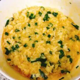 Make Onion egg rice cake step 2