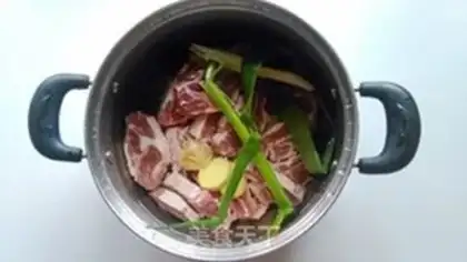 Make Tomato beef soup step 1