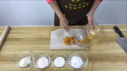 Make Double-colour-flowed soup round step 0