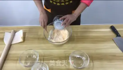 Make Double-colour-flowed soup round step 1