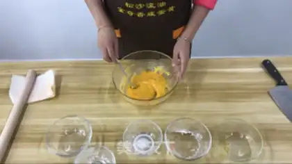 Make Double-colour-flowed soup round step 2