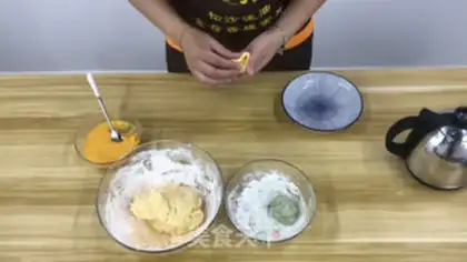 Make Double-colour-flowed soup round step 5