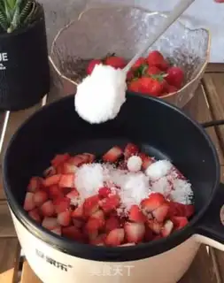 Make Strawberry Bomb Moose step 0