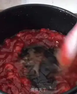 Make Strawberry Bomb Moose step 2
