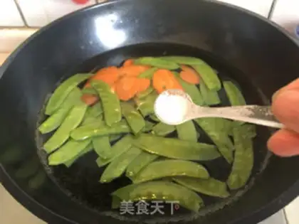 Make Dutch soy shrimp rolls step 3