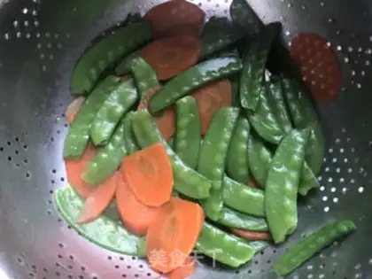 Make Dutch soy shrimp rolls step 4