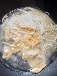 Make Egg spinach noodles step 4