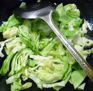 Make Crayfish with cabbage step 5