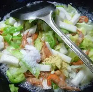 Make Crayfish with cabbage step 8