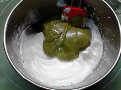 Make No pink saloon cake step 8