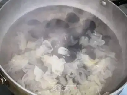 Make Red sugar coconut hooves step 1