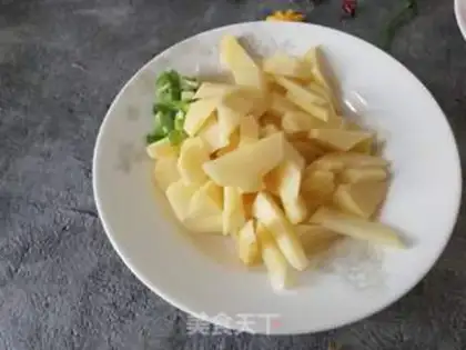 Make Poll-cup potatoes, tofu soup step 1