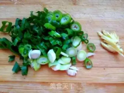 Make Shrimp sauce and peanuts step 0