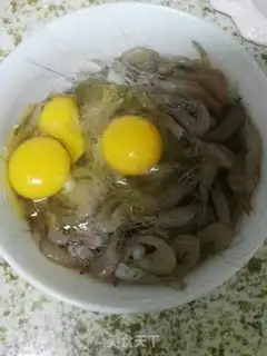 Make Shrimp fried eggs step 1