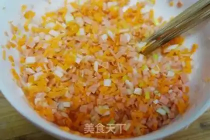 Make Carrot hamcake step 1
