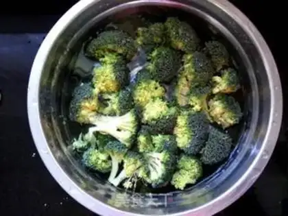 Make Eggs with broccoli sauce step 0