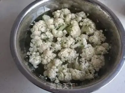 Make Tomato fried flowers step 0