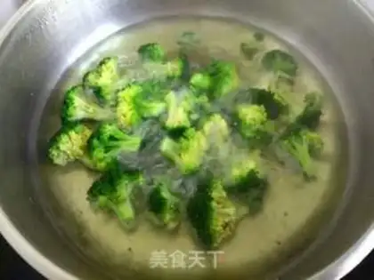Make Eggs with broccoli sauce step 1