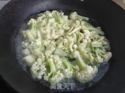 Make Tomato fried flowers step 1