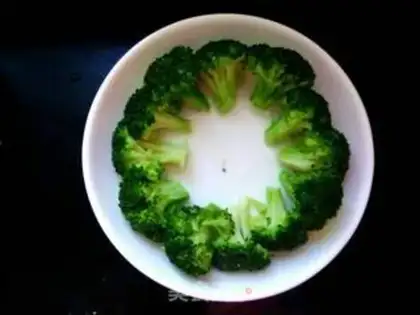 Make Eggs with broccoli sauce step 2