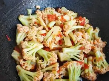 Make Tomato fried flowers step 7