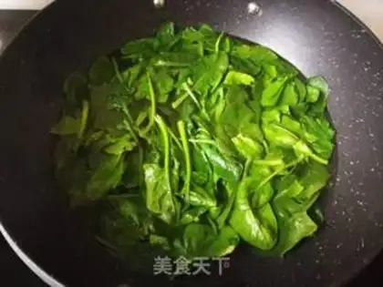Make Spinach fried eggs step 1