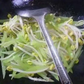 Make Scrambled bean sprouts step 5