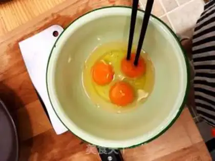 Make Tomato fried eggs step 1