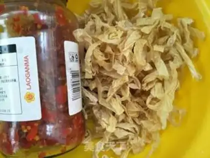 Make Cracked peppers, soybean skin step 0