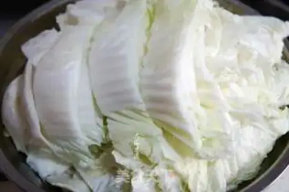 Make Quick pickle and spicy cabbage step 1