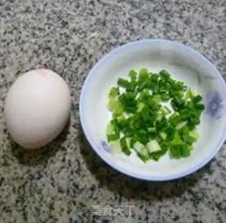 Make Onion egg oatmeal step 1