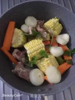 Make Corn horse-toe bone soup step 1