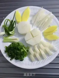 Make The radish and the white fish soup step 0